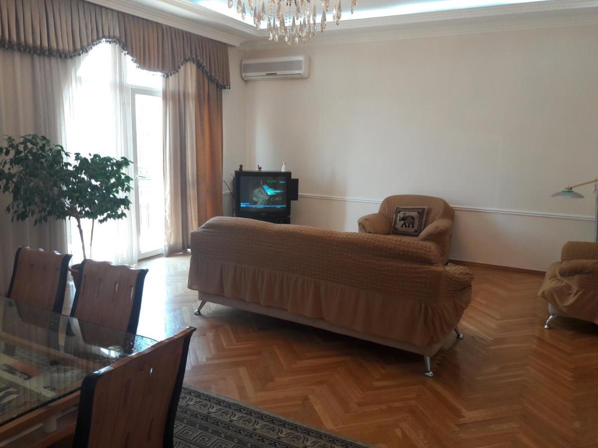 Neftiannikov Avenue Apartment Bakoe Buitenkant foto